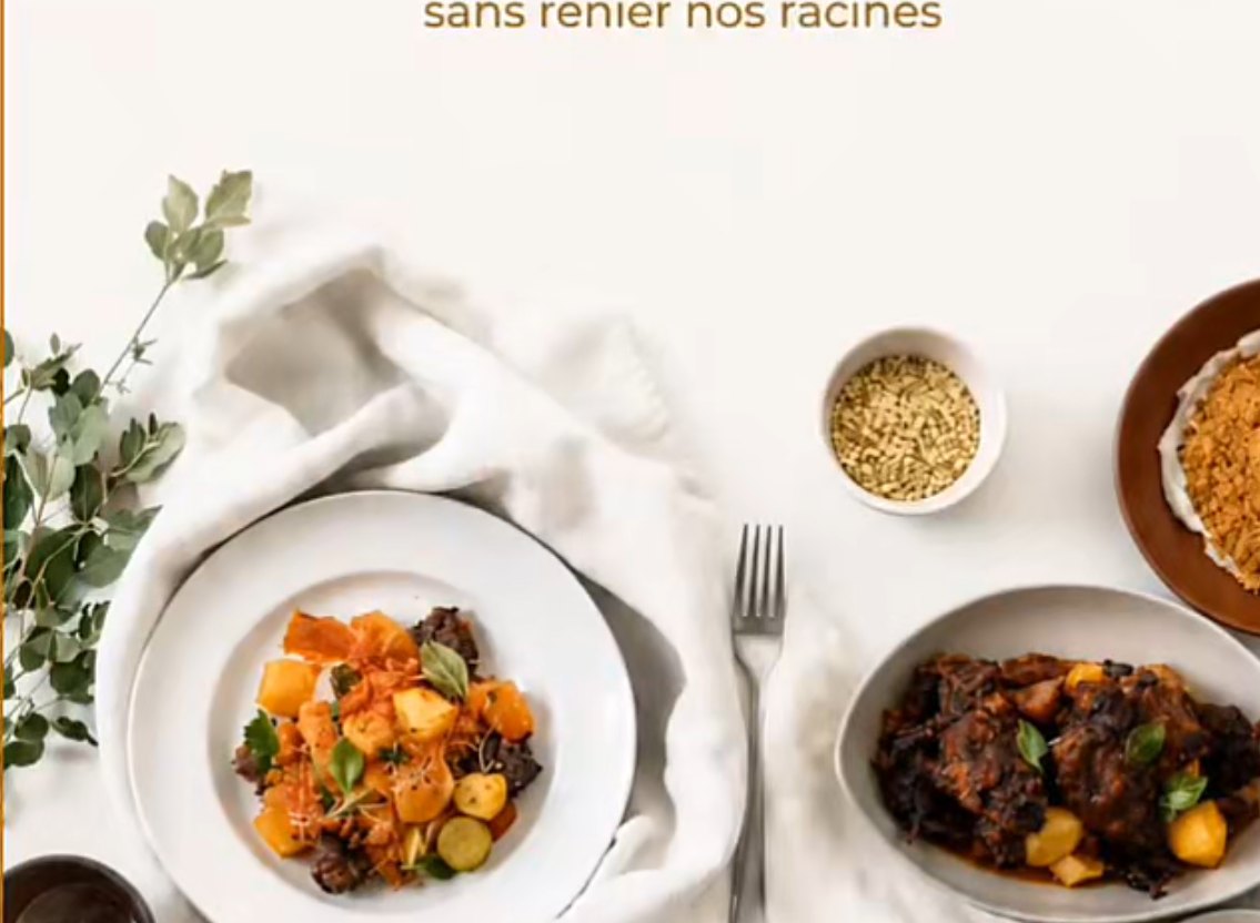 Table dressée : riz, sauces et légumes préparés selon la méthode Maison KOUADJOVI